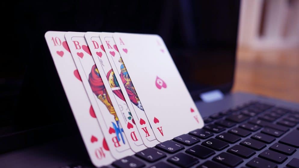 Transitioning from Live to Online Poker: Key Differences and Adaptation Strategies